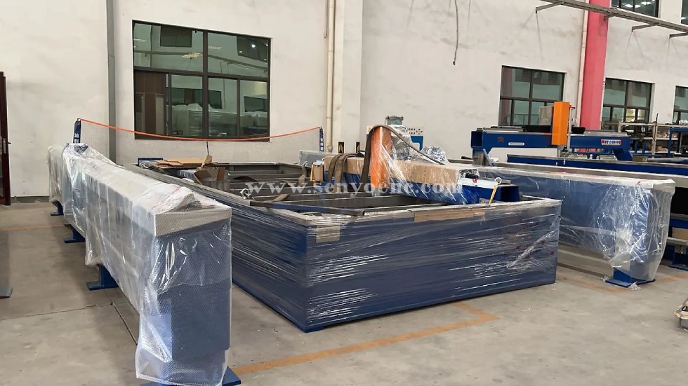 What main benefits to waterjet cutting ?